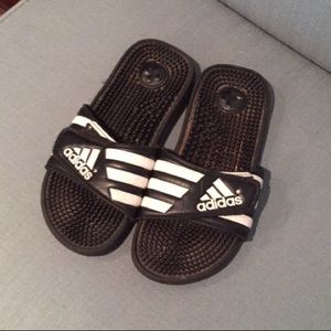 ADIDIAS SLIDES